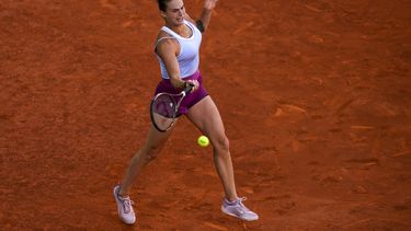 La bielorrusa Aryna Sabalenka regresa una bola de la polaca Iga Swiatek en la final del Abierto de Madrid el sábado 6 de mayo del 2023. (AP Foto/Manu Fernandez)