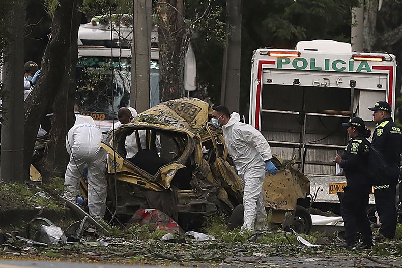 Forenses inspeccionan el lugar de la explosión de una bomba en las afueras de una base de la Fuerza Aérea en Cali, Colombia, el jueves 21 de agosto de 2025. (Foto AP/Santiago Saldarriaga)
