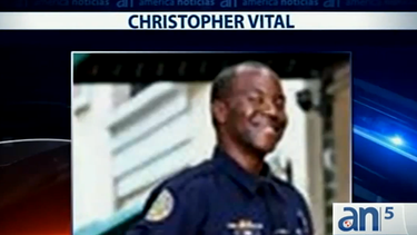 americateve | Un oficial de policía de la ciudad de Miami enfrenta cargos por DUI y daños a la propiedad ajena, también por posesión de narcóticos y conducir con una licencia suspendida.