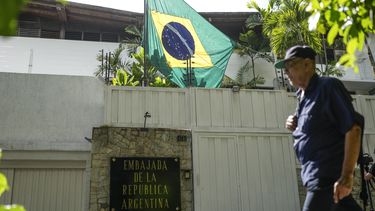 La bandera de Brasil ondea en la embajada de Argentina en Caracas, Venezuela, el jueves 1 de agosto de 2024. (Foto AP/Matías Delacroix)