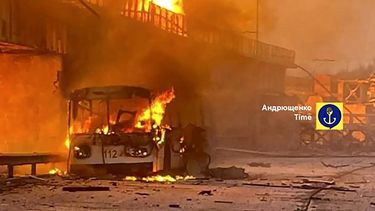 Esta imagen distribuida por Petro Andryuschenko, asesor del jefe de la administración de la ciudad de Mariúpol, muestra un trolebús y una estación hidroeléctrica en llamas tras ataques rusos en Dnipro, Ucrania, el 22 de marzo de 2024. (Canal de Telegram de Petro Andryuschenko, asesor del jefe de la administración de la ciudad de Mariúpol vía AP)