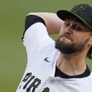 Piratas ganan 2-1 a Rockies; Hayes anota la de la victoria