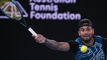 ARCHIVO - Nick Kyrgios devuelve durante una exhibición contra Novak Djokovic, el 13 de enero de 2023, en Melbourne. (AP Foto/Mark Baker)