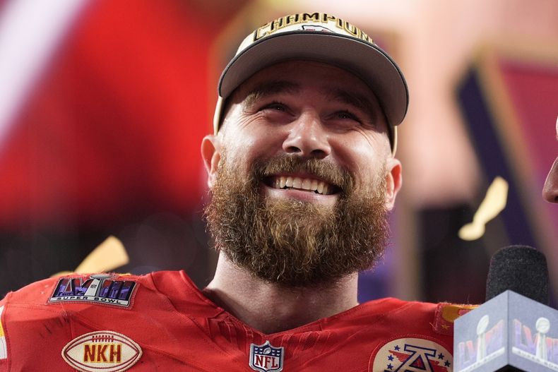 El tight end de los Chiefs de Kansas City Travis Kelce (87) celebra después del Super Bowl 58 de la NFL contra los 49ers de San Francisco el domingo 11 de febrero de 2024, en Las Vegas. Los Chiefs ganaron 25-22. (AP Photo/Ashley Landis)