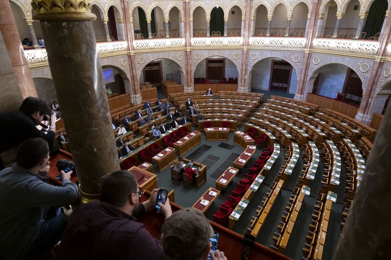 El parlamento húngaro cuando los partidos Fidesz y KDNP se abstienen de la votación sobre el ingreso de Suecia a la OTAN, en Budapest, el 5 de febrero de 2024.. (Foto AP/Denes Erdos)