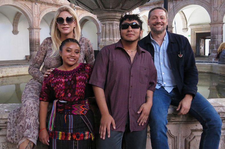 El cineasta mexicano-guatemalteco Joaquín Ruano, a la derecha, y la actriz Lola Vásquez, desde la izquierda, la actriz Mayra Salvador y el actor Jozef Coxaj posan para un retrato después de una conferencia de prensa de la película Nosotros en el Festival Internacional de Cine de Morelia, en Morelia, México, el martes 20 de octubre de 2026. (Foto AP/Berenice Bautista)
