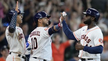 Álvarez da triunfo a Astros sobre Reales con HR en la 9na