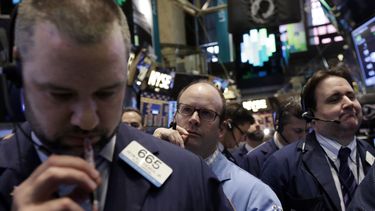 americateve | Operadores trabajando en el piso de la Bolsa de Valores de Nueva York, el viernes 11 de abril de 2014. (AP Foto/Richard Drew)