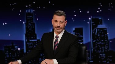 En esta imagen, distribuida por Disney, Jimmy Kimmel conduce su programa nocturno, Jimmy Kimmel Live!, en Los Ángeles, el 23 de septiembre de 2025. (Randy Holmes/Disney via AP)
