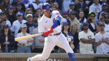 El panameño Miguel Amaya, de los Cachorros de Chicago, batea un sencillo en el juego del sábado 6 de mayo de 2023, ante los Marlins de Miami (AP Foto/Charles Rex Arbogast)