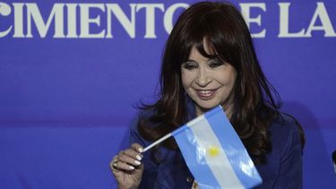 La expresidenta argentina Cristina Fernández sostiene una bandera del país durante una reunión cultural, el domingo 25 de mayo de 2025, en Buenos Aires. (AP Foto/Emmanuel Fernández)