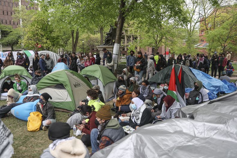 Campamento en apoyo de los palestinos en College Green en el campus de Penn, en Filadelfia el sábado 27 de abril de 2024. (Heather Khalifa/The Philadelphia Inquirer vía AP)
