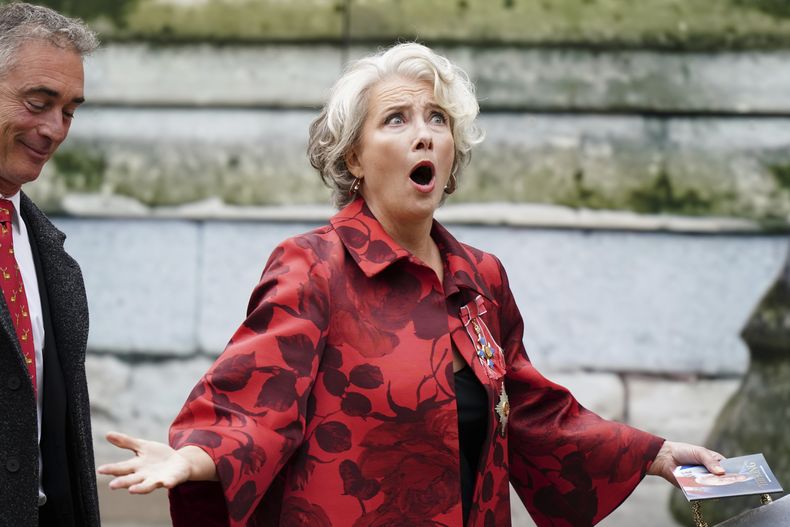 La actriz Emma Thompson y su esposo, Greg Wise, a su llegada a la ceremonia de coronación del rey Carlos III, en la abadía de Westminster, en Londres, el 6 de mayo de 2023. (Jane Barlow/Pool Foto vía AP)