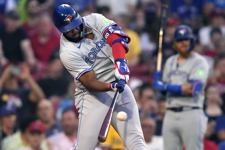 El dominicano Vladimir Guerrero Jr. batea un doble ante los Medias Rojas de Boston, en el tercer inning del juego del martes 25 de junio de 2024 (AP Foto/Charles Krupa)
