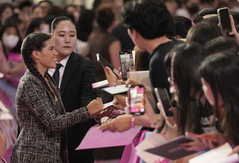 America Ferrera firma autógrafos durante la alfombra rosa de Barbie en Seúl, Corea del Sur el 2 de julio de 2023. (Foto AP/Ahn Young-joon)