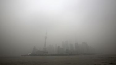 americateve | Vista del sector financiero de Lujiazui cubierto por un fuerte manto de contaminaci&oacute;n en el distrito de Pudong, en Shanghai, China, el lunes 9 de diciembre d 2013. La empresa japonesa Panasonic decidi&oacute; entregar un bono de compensaci&oacute;n