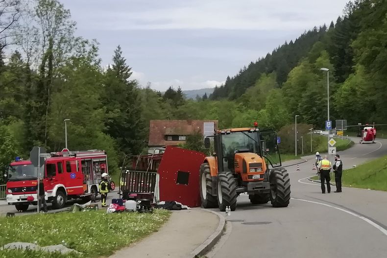 Rescatistas observan un remolque volcado tras sufrir un accidente en Kandern, Alemania, el miércoles 1 de mayo de 2024. (Gudrun Gehr, Oberbadisches Verlagshaus/dpa vía AP)