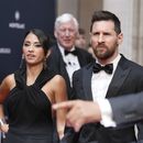 Lionel Messi y su esposa Antonela Roccuzzo llegan a la ceremonia de entrega de los premios Laureus, el lunes 8 de mayo de 2023, en París. (AP Foto/Lewis Joly)