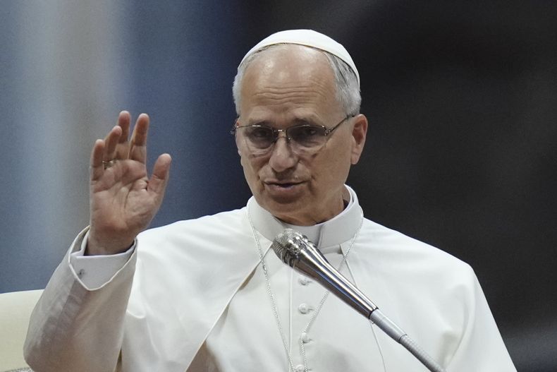 El papa León XIV saluda durante una meditación con participantes en el Jubileo de los seminaristas, en la basílica de San Pedro del Vaticano, el 24 de mayo de 2025. (AP Foto/Alessandra Tarantino)