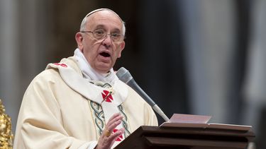 americateve | El papa Francisco pronuncia un mensaje durante una misa en la Bas&iacute;lica de San Pedro, en el Vaticano, con motivo de la Epifania, el lunes 6 de enero de 2014. Los cat&oacute;licos recuerdan este d&iacute;a la visita de los tres reyes mayos al ni&ntil