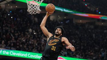 Jarrett Allen (31), de los Cavaliers de Cleveland, se alza para retacar el balón en la segunda mitad del séptimo juego de la serie de primera ronda de playoffs del baloncesto de la NBA contra los Raptors de Toronto, el domingo 3 de mayo de 2026, en Cleveland. (AP Foto/Sue Ogrocki)