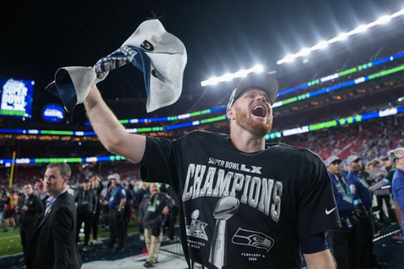 ARCHIVO - Foto del 8 de febrero del 2026, el quarterback de los Seahawks de Seattle Sam Darnold celebra su victoria en el Super Bowl 60. (AP Foto/Matt Slocum, Archivo)