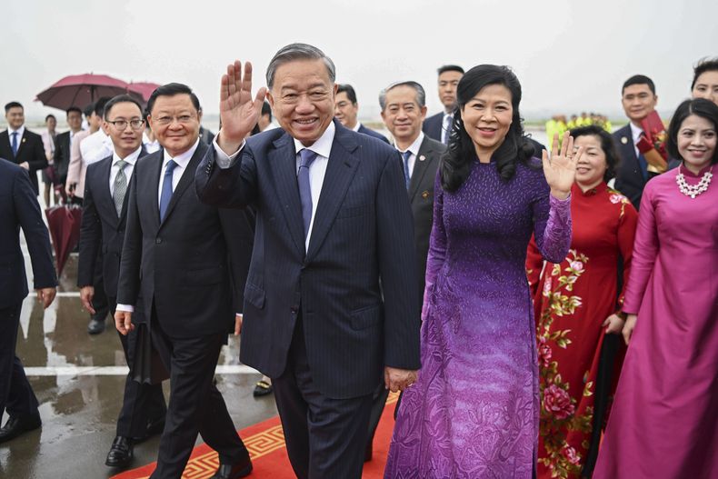 En esta imagen proporcionada por la Agencia de Noticias Xinhua, el presidente vietnamita To Lam, centro a la izquierda, saluda a su llegada a Guangzhou, en la provincia Guangdong del sur de China, en una visita oficial de tres días a China, el domingo 18 de agosto de 2024. (Deng Hua/Xinhua vía AP)