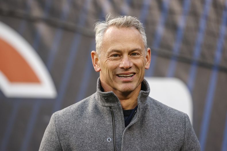 ARCHIVO - El presidente de operaciones de béisbol de los Cachorros de Chicago, Jed Hoyer, asiste a un partido de fútbol americano de la NFL entre los Bears de Chicago y los Commanders de Washington, el jueves 13 de octubre de 2022, en Chicago. (AP Photo/Kamil Krzaczynski, Archivo)