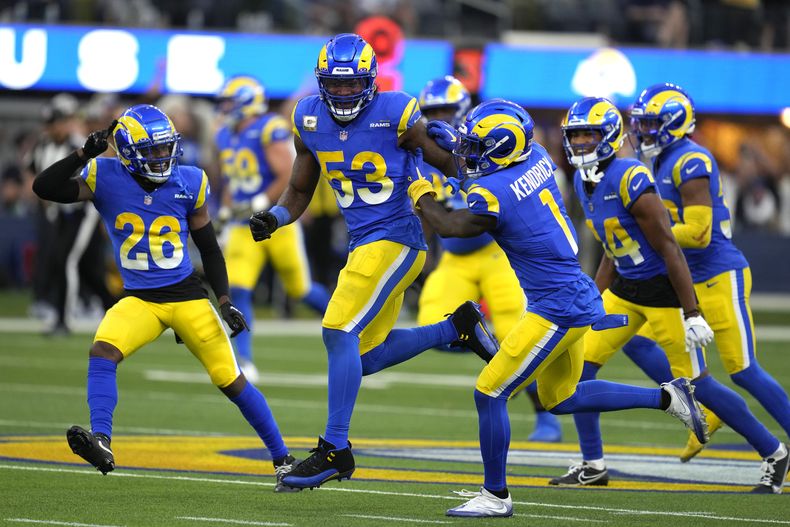 El cornerback de los Rams de Los Ángeles Derion Kendrick celebra un pase interceptado durante la 2da mitad del juego de NFL ante los Seahawks de Seattle el domingo 19 de noviembre de 2023, en Inglewood, California. (AP Foto/Ashley Landis)