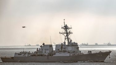 El buque estadounidense USS Truxtun en el Estrecho de Bósforo vía al Mar Negro en Estambul, Turquía, el 7 de marzo del 2014. (AP foto/Emrah Gurel)