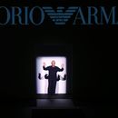 ARCHIVO - El diseñador de moda Giorgio Armani recibe una ovación después de presentar su colección para caballeros Otoño-Invierno 2017-2018 de Emporio Armani, parte de la Semana de la Moda de Milán, revelada en Milán, Italia, el sábado 14 de enero de 2017. (Foto AP/Antonio Calanni, archivo)