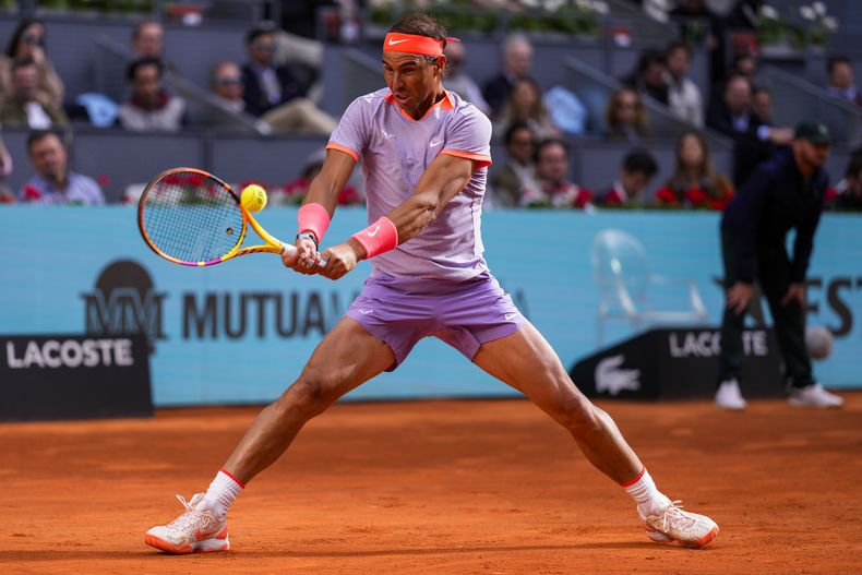 Rafael Nadal devuelve ante Darwin Blanch en el Abierto de Madrid, el jueves 25 de abril de 2024. (AP Foto/Manu Fernández)