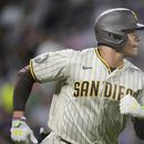 El dominicano de los Padres de San Diego Juan Soto recorre las bases luego de conectar un cuadrangular de tres carreras ante los Rockies de Colorado en la 5ta entrada del juego en Denver. Martes 1 de agosto de 2023. (AP Foto/David Zalubowski)