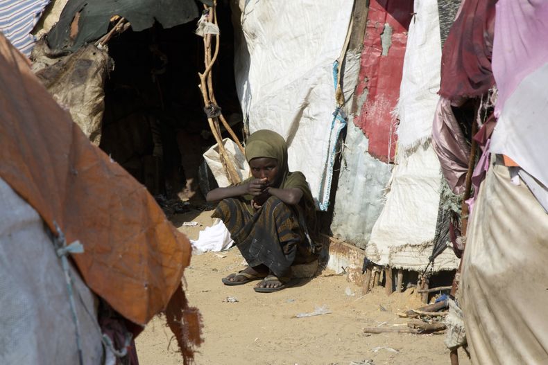 Un niño somalí en un campamento de desplazados en las afueras de Mogadiscio, Somalia, el 9 de abril del 2025. (AP foto/Farah Abdi Warsameh)