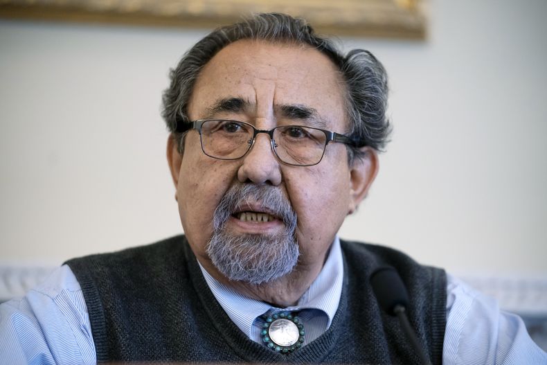 ARCHIVO - El presidente de la Comisión de Recursos Naturales de la Cámara de Representantes de EEUU, Raúl Grijalva, habla en el Capitolio de Washington el 28 de marzo de 2022. (AP Foto/J. Scott Applewhite, Archivo)