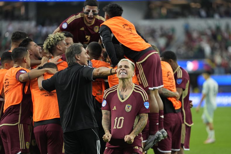 Los jugadores de Venezuela celebran el gol de penal de Salomón Rondón (centro) ante México en el partido por el Grupo B de la Copa América, el miércoles 26 de junio de 2024, en Inglewood, California. (AP Foto/Ryan Sun)