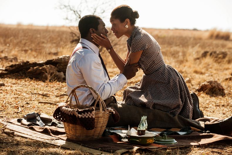 El actor Idris Elba, como  Nelson Mandela, izquierda, y Naomie Harris como Winnie Mandela en una escena de "Mandela: Long walk to Freedom&rdquo; en una imagen proporcionada por The Weinstein Company. La pel&iacute;cula tendr&aacute; una funci&oacute;