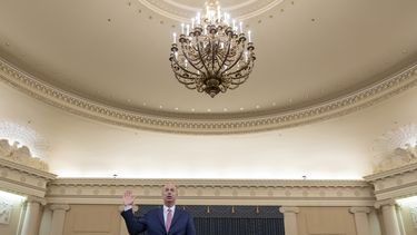 Exasesora de Trump debilita defensa en juicio político