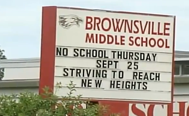 Dos pistolas fueron encontradas hoy dentro de una escuela de enseñanza intermedia en el Northwest del condado.