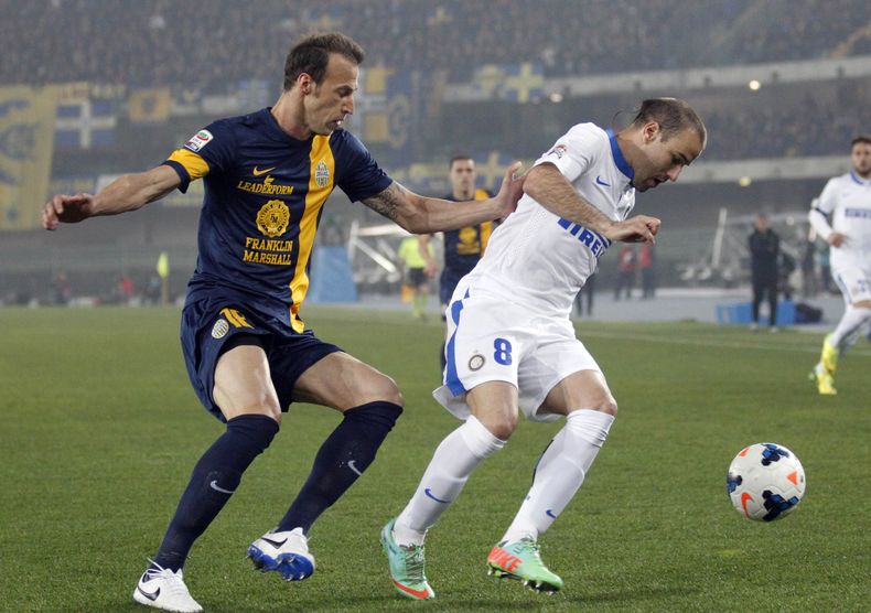 El argentino Rodrigo Palacio (derecha) del Inter de Mil&aacute;n disputa un bal&oacute;n con Evangelos Moras del Verona en la Serie A de Italia el s&aacute;bado 15 de marzo de 2014. (AP Foto/Felice Calabro)