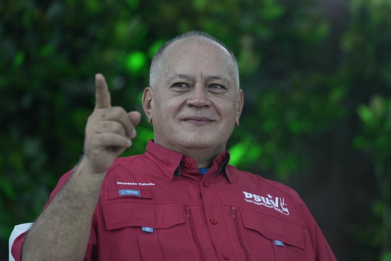 ARCHIVO - El Ministro del Interior de Venezuela, Diosdado Cabello, hace gestos durante un evento que conmemora el 16 aniversario de la Juventud del Partido Socialista Unido de Venezuela en Caracas, Venezuela, el 12 de septiembre de 2024. (AP Foto/Ariana Cubillos, Archivo)