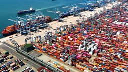 ARCHIVO - Una vista aérea de un puerto de contenedores se ve en Qingdao, en el este de la provincia china de Shandong, el 6 de junio de 2024. (Chinatopix via AP, Archivo)