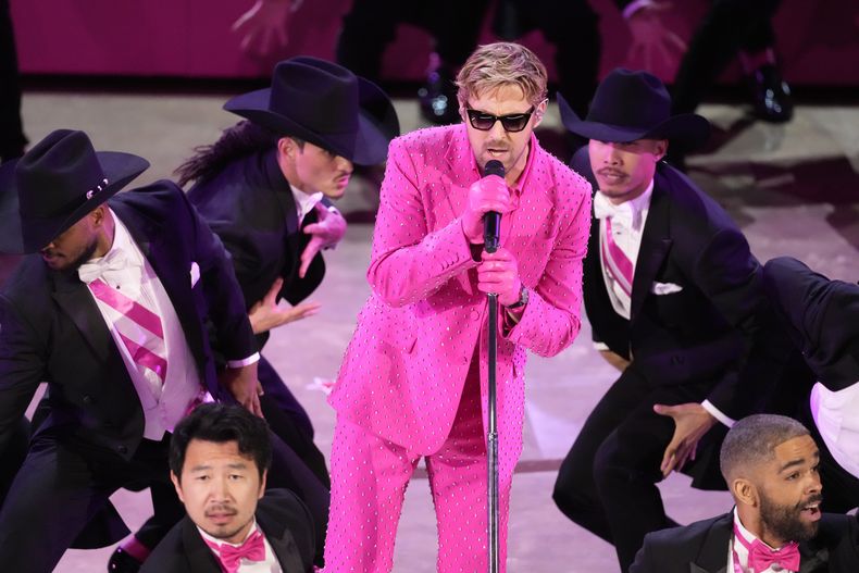 ARCHIVO - Ryan Gosling interpreta Im Just Ken de la película Barbie durante los Oscar el domingo 10 de marzo de 2024 en el Dolby Theatre de Los Ángeles. (Foto AP/Chris Pizzello, archivo)