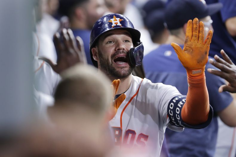 Chas McCormick, de los Astros de Houston, festeja en la cueva luego de conectar un jonrón de tres carreras ante los Mellizos de Minnesota, el martes 30 de mayo de 2023 (AP Foto/Michael Wyke)
