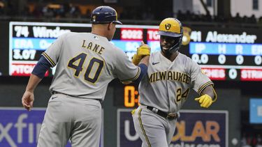 Cerveceros vencen a Mellizos, McCutchen y Adames jonronean