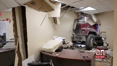 camion se estrella contra una oficina de statefarm en miami
