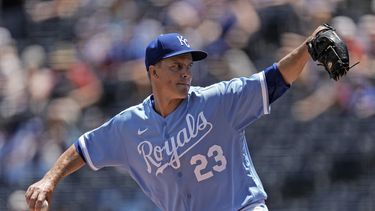 Zack Greinke de los Reales de Kansas City lanza ante los Guardianes de Cleveland, el jueves 29 de junio de 2023, en Kansas City. (AP Foto/Charlie Riedel)