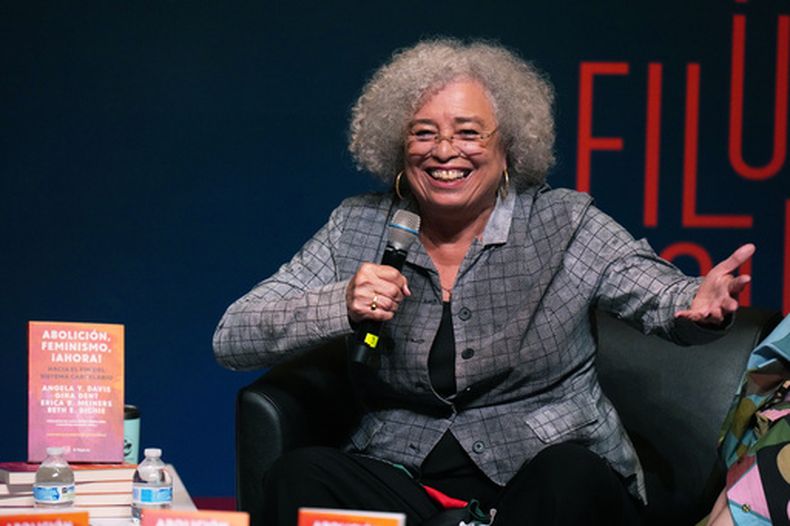 La activista política estadounidense Angela Davis habla durante una conferencia en la Universidad Nacional Autónoma de México, en la Ciudad de México, el miércoles 26 de agosto de 2026. (AP Foto/Eduardo Verdugo)