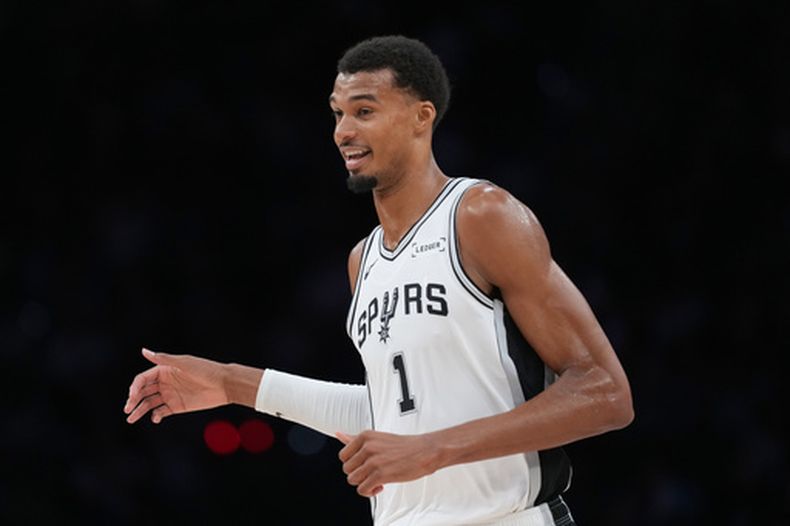 El alero francés Victor Wembanyama, de los Spurs de San Antonio, festeja una jugada en un partido de pretemporada ante los Suns de Phoenix, el miércoles 14 de octubre de 2026 (AP Foto/Eric Gay)