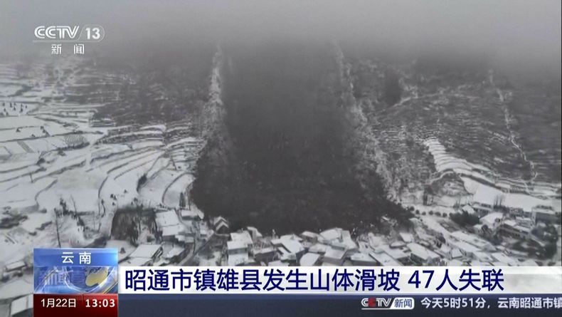 Esta imagen, tomada de un video emitido por la televisora china CCTV, muestra una vista aérea del deslave registrado en Liangshui, en la provincia suroccidental china de Yunnan, el 22 de enero de 2024. (CCTV vía AP)
